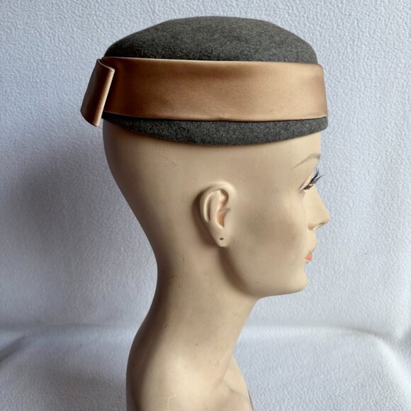 1950s 1960s Gray Wool Pillbox with Pink Ribbon Band - Picture 3 of 9